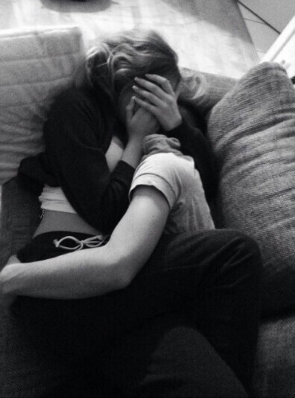 Девушка с парнем обнимаются