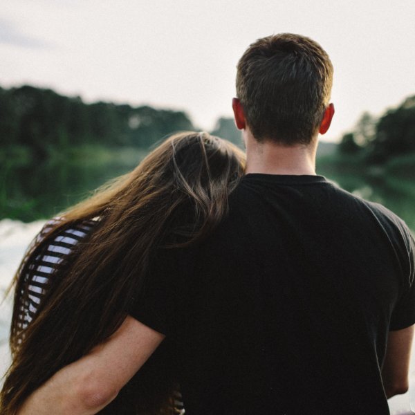 Девушка с парнем обнимаются