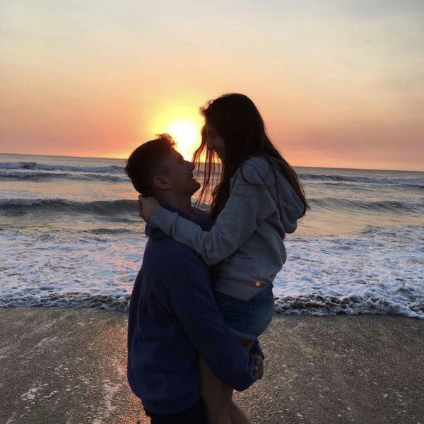 Девушка с парнем обнимаются