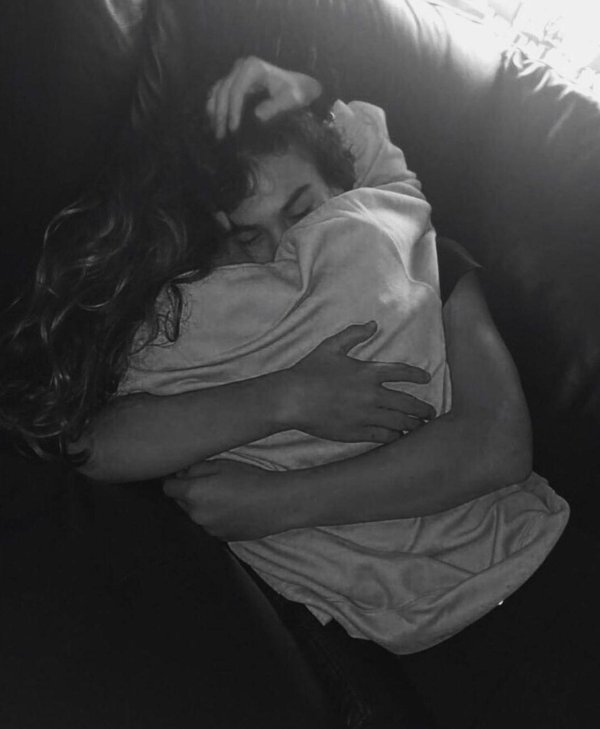 Девушка с парнем обнимаются