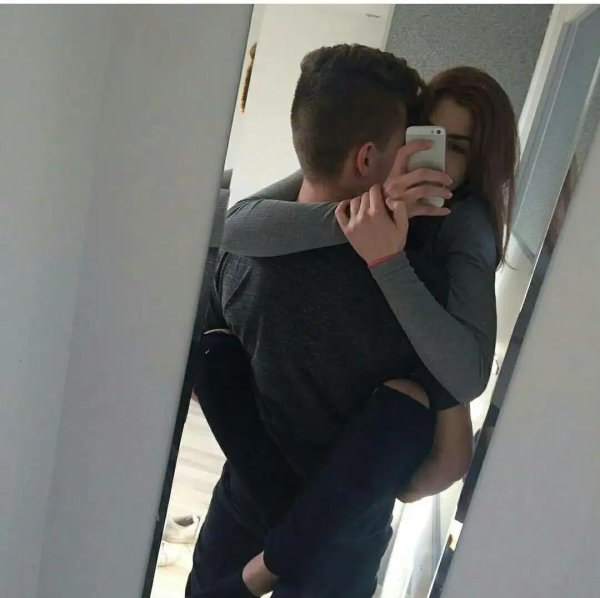 Девушка с парнем обнимаются