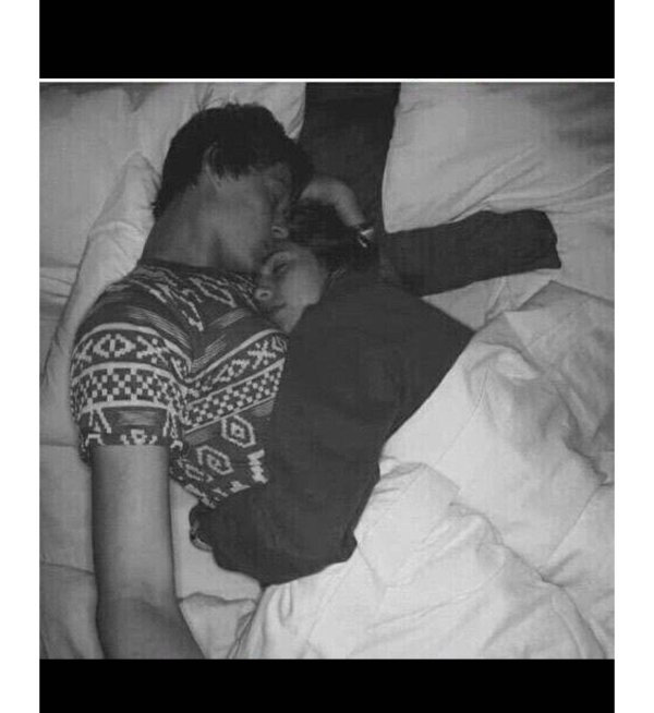 Девушка с парнем обнимаются