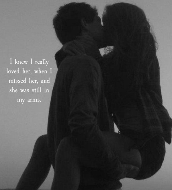 Девушка с парнем обнимаются