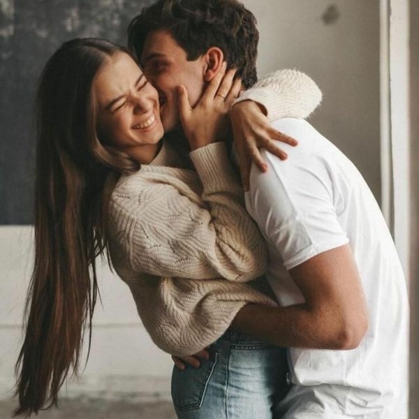 Девушка с парнем обнимаются