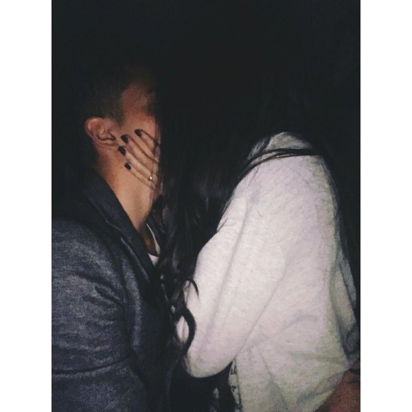 Девушка с парнем обнимаются