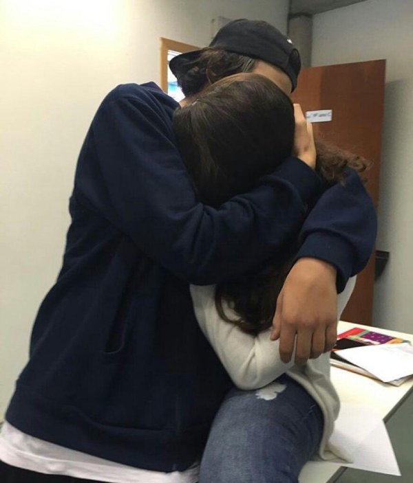 Девушка с парнем обнимаются