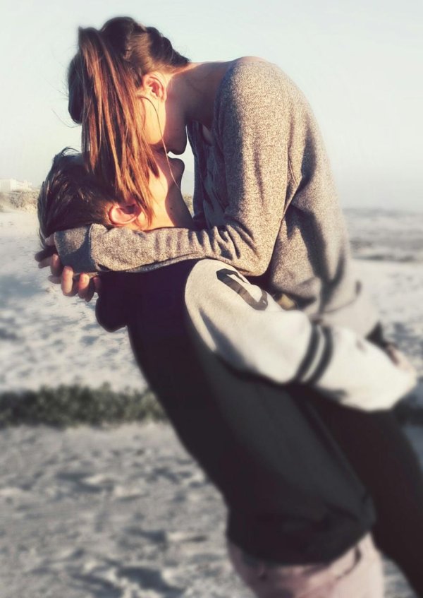 Девушка с парнем обнимаются