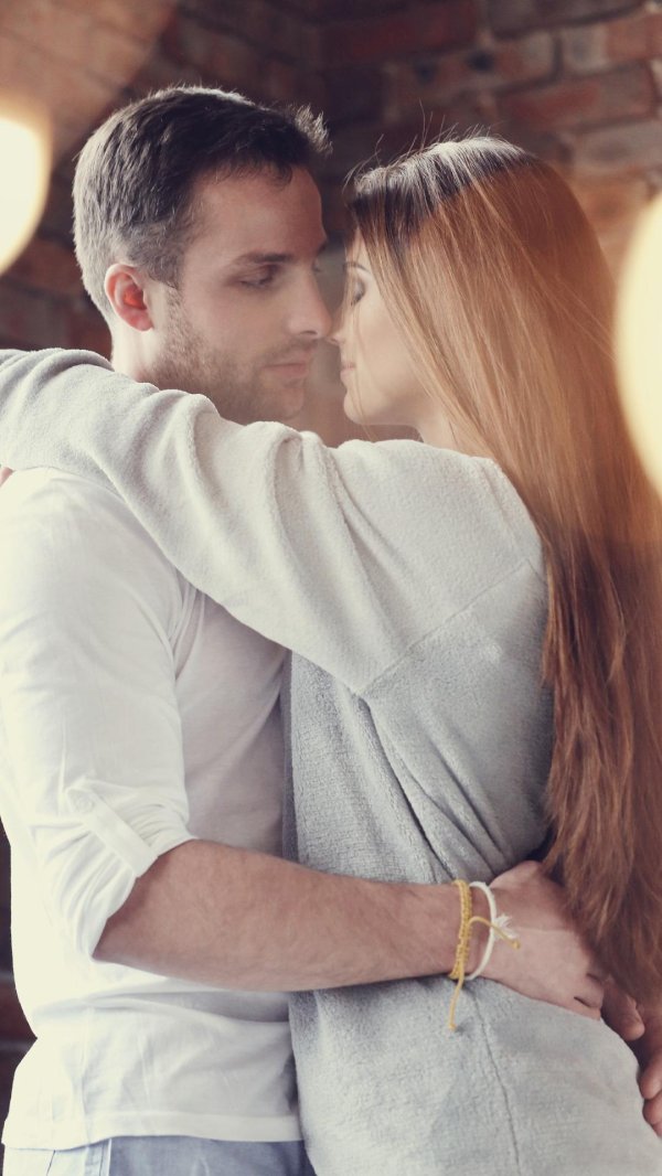 Девушка с парнем обнимаются