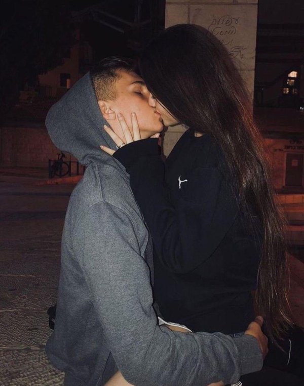 Девушка с парнем обнимаются