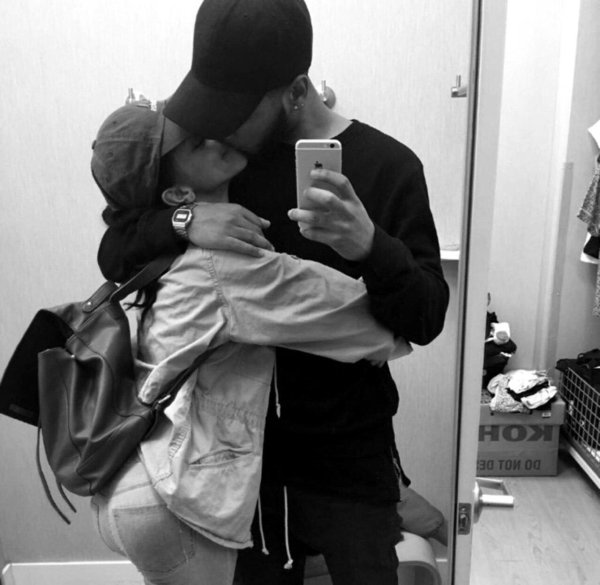 Девушка с парнем обнимаются