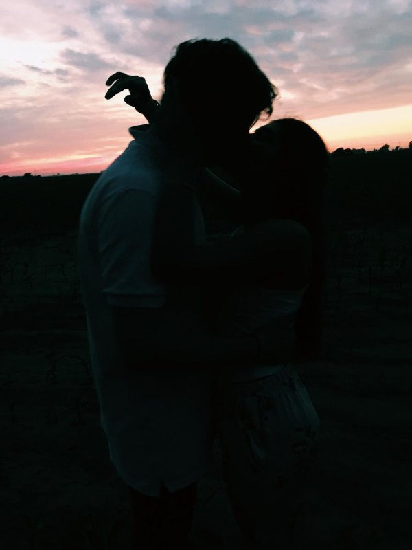 Девушка с парнем обнимаются