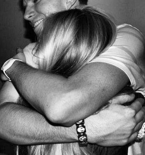 Девушка с парнем обнимаются