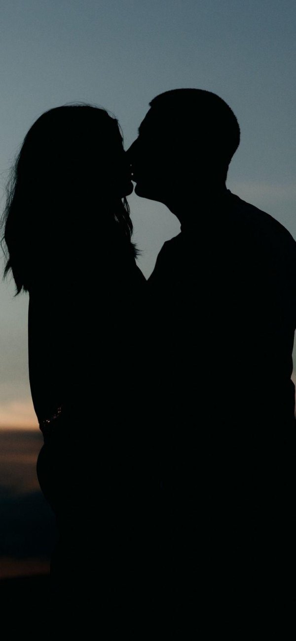 Девушка с парнем обнимаются