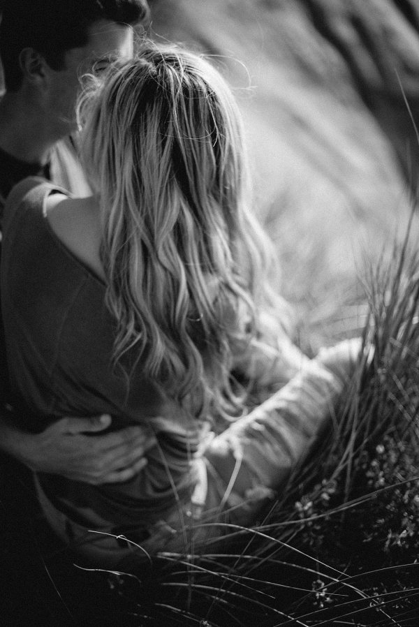 Девушка с парнем обнимаются