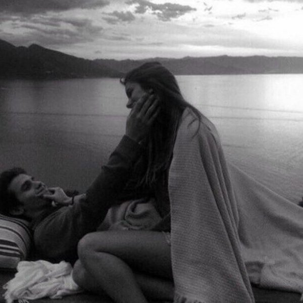 Девушка с парнем обнимаются