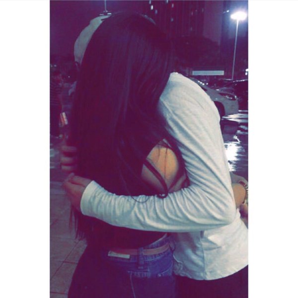 Девушка с парнем обнимаются