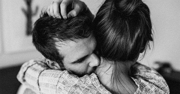 Девушка с парнем обнимаются