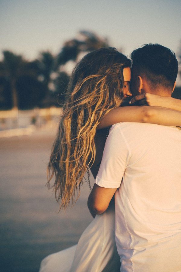 Девушка с парнем обнимаются