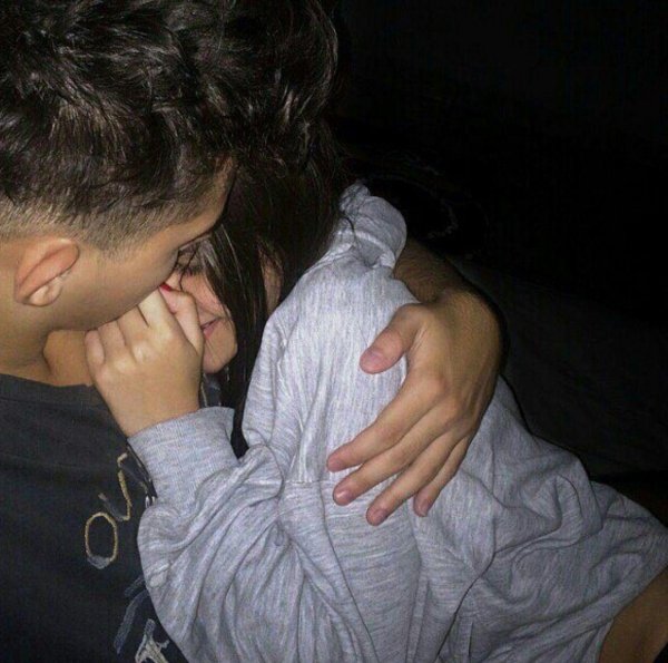 Девушка с парнем обнимаются