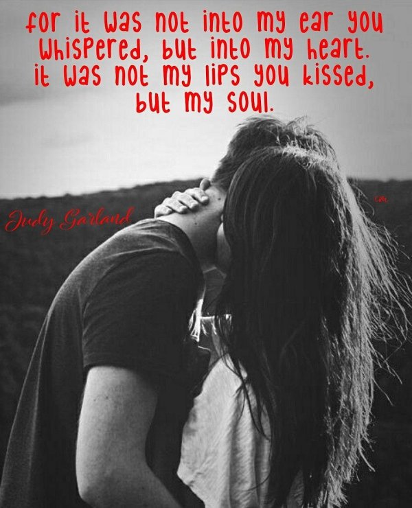 Девушка с парнем обнимаются