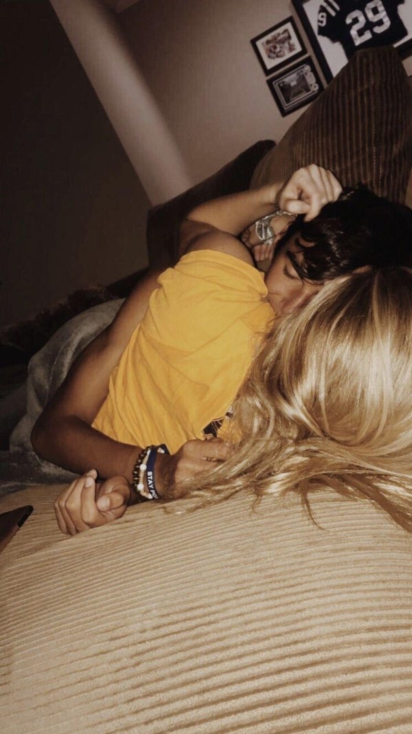 Девушка с парнем обнимаются