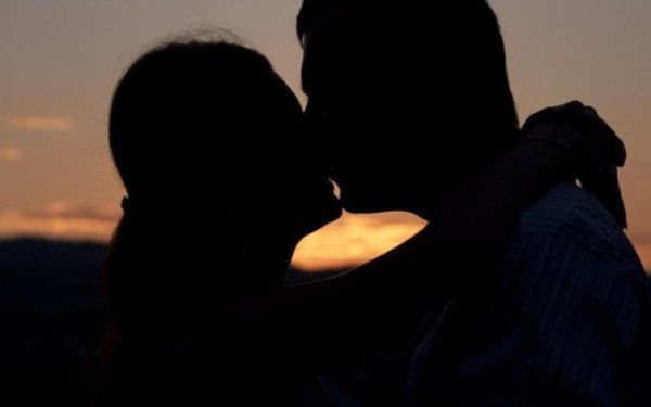 Девушка с парнем обнимаются