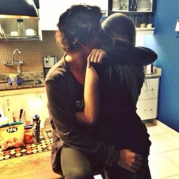 Девушка с парнем обнимаются