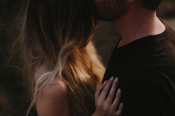 Девушка с парнем обнимаются