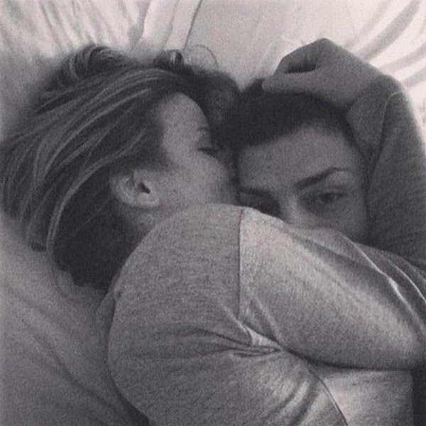 Девушка с парнем обнимаются