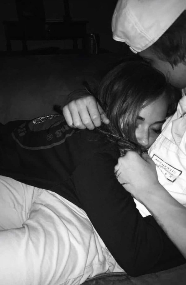 Девушка с парнем обнимаются