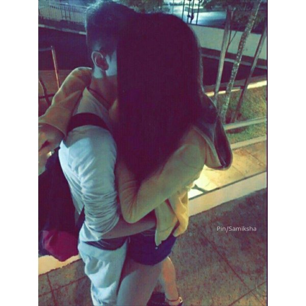 Девушка с парнем обнимаются