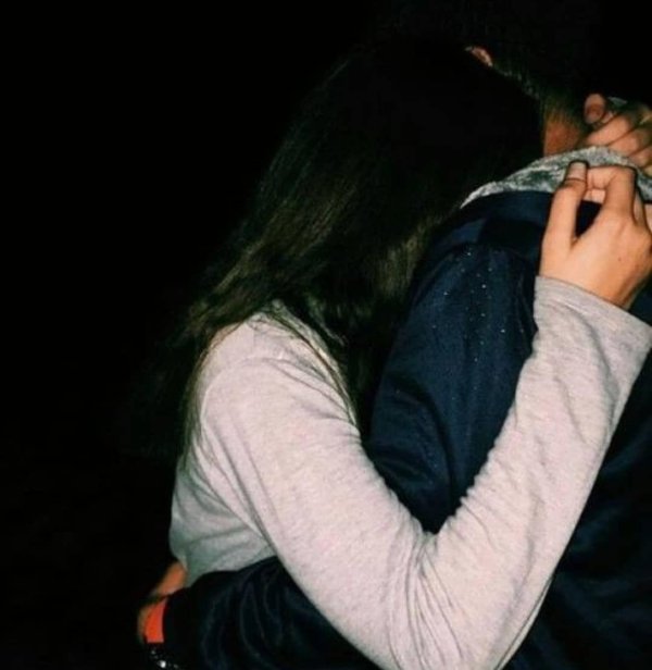 Девушка с парнем обнимаются