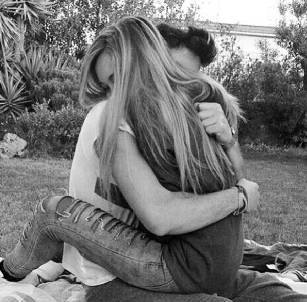 Девушка с парнем обнимаются