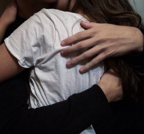 Девушка с парнем обнимаются