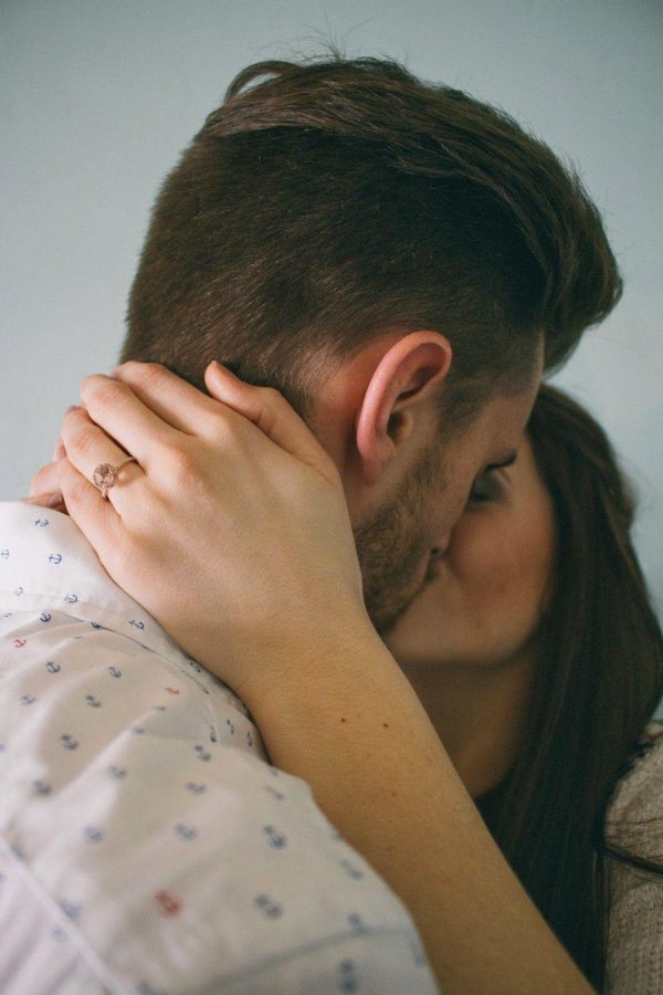 Девушка с парнем обнимаются