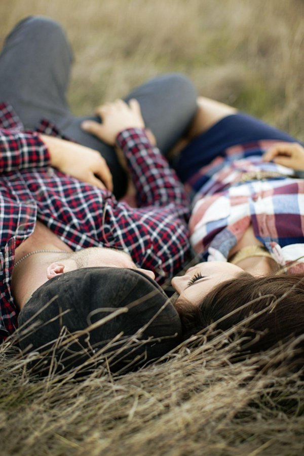 Девушка с парнем обнимаются