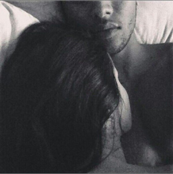 Девушка с парнем обнимаются