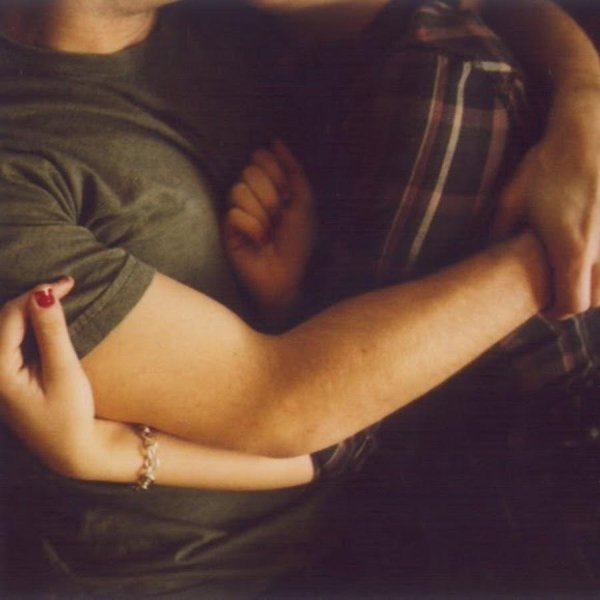 Девушка с парнем обнимаются