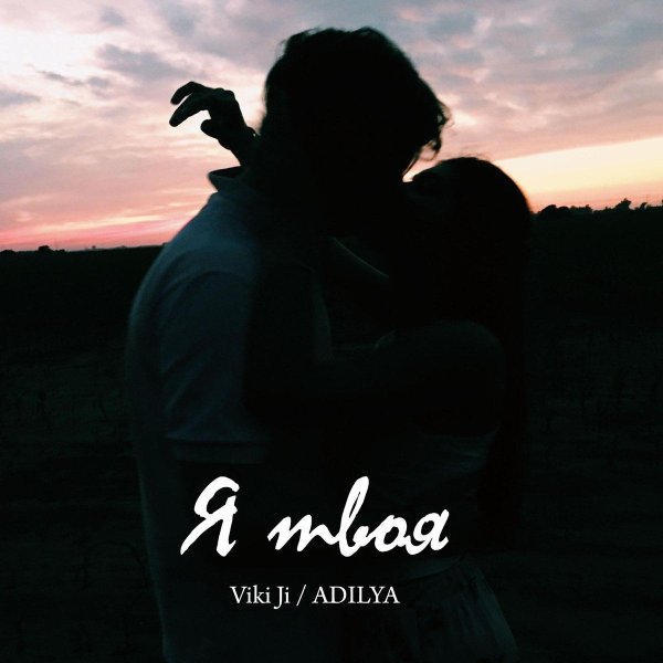 Девушка с парнем обнимаются