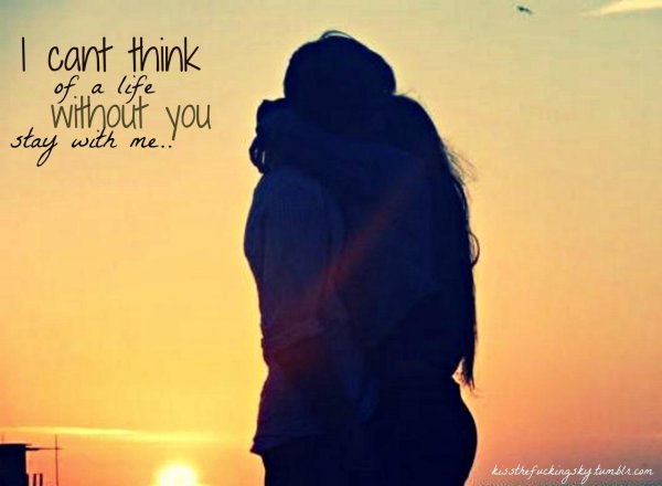 Девушка с парнем обнимаются