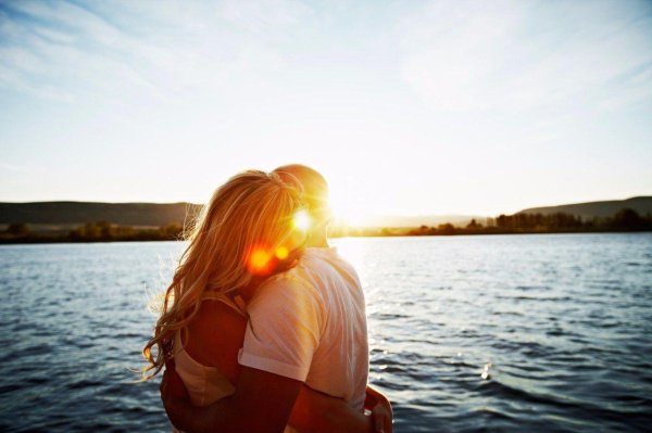 Девушка с парнем обнимаются