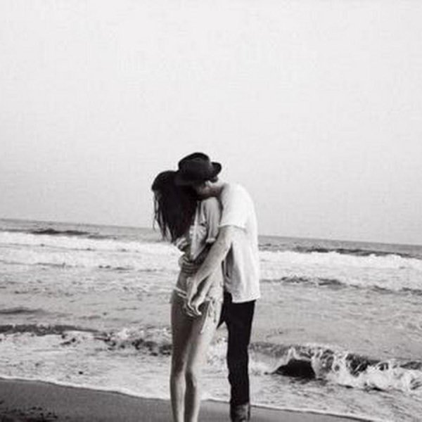 Девушка с парнем обнимаются