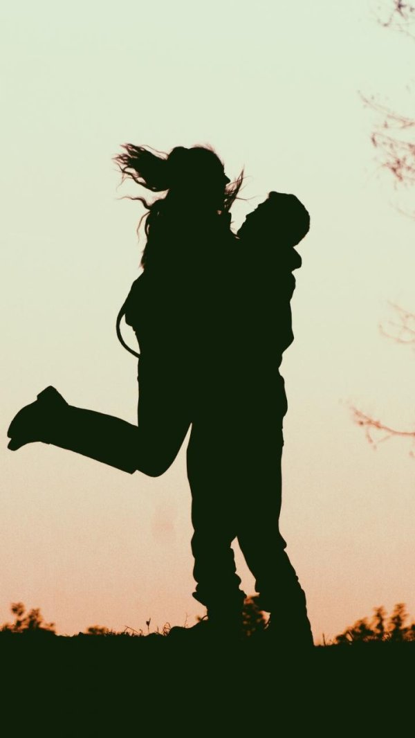 Девушка с парнем обнимаются