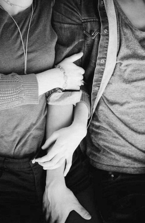 Девушка с парнем обнимаются