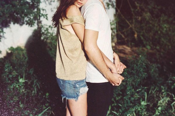 Девушка с парнем обнимаются