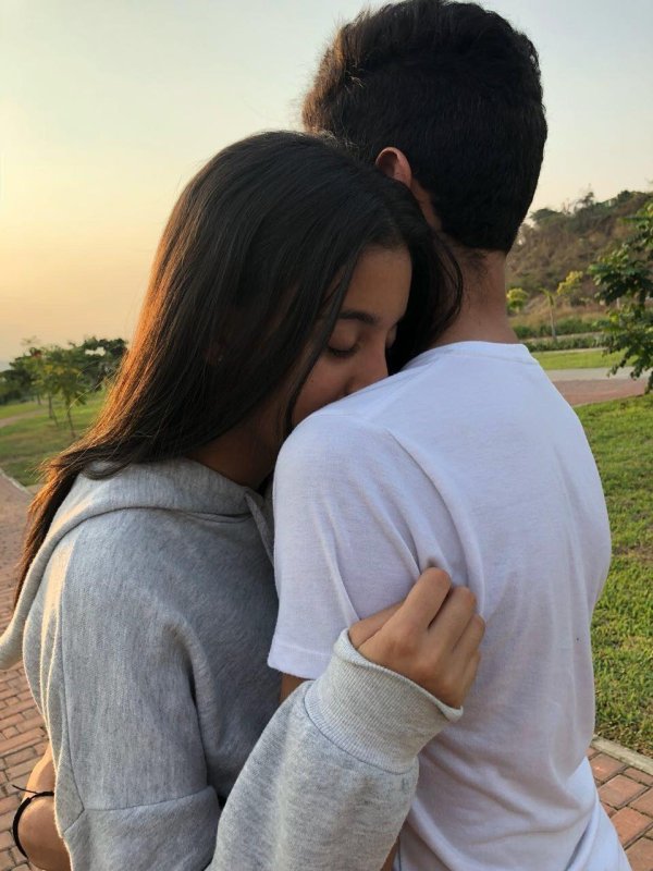 Девушка с парнем обнимаются