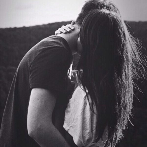 Девушка с парнем обнимаются