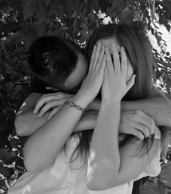 Девушка с парнем обнимаются