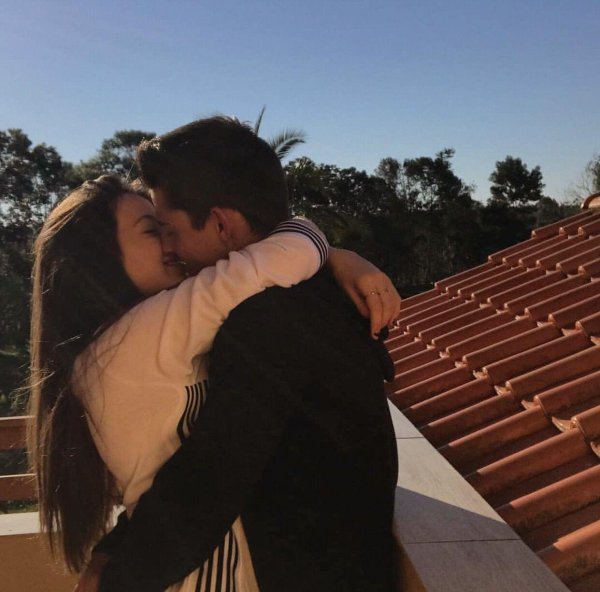 Девушка с парнем обнимаются