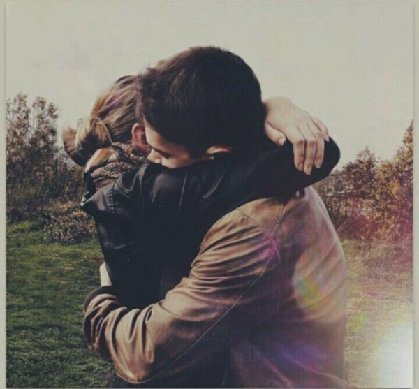 Девушка с парнем обнимаются